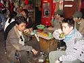 043- Pause the sur les trottoirs a Hanoi